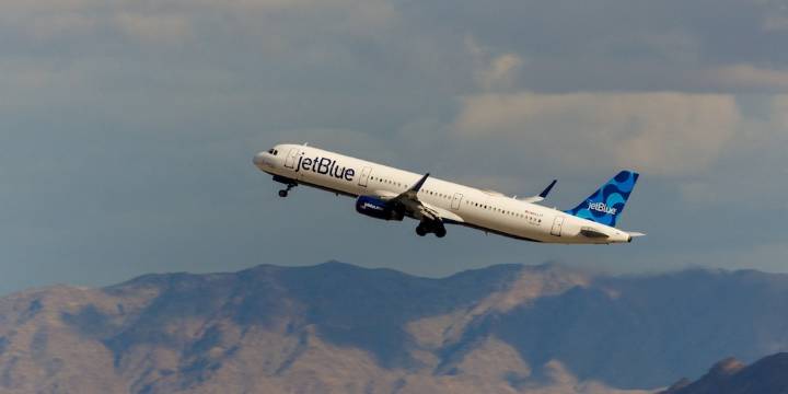 Vuelo de Cancún a EEUU aterriza de emergencia en Florida; reportan varios heridos