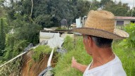 Casa de abuelito corre riesgo por gran socavón en Veracruz