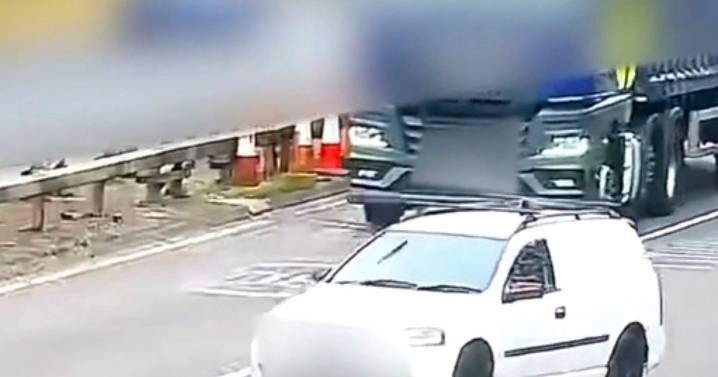 Shock video shows motorist almost reverse into lorry after missing motorway exit