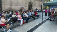 Maestros jubilados inician plantón de 30 horas afuera del Palacio de Gobierno
