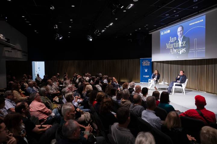 El director de EL PAÍS, en una charla con los lectores: “Hay que ir a buscar a los jóvenes en sus canales y hablarles en su lenguaje”