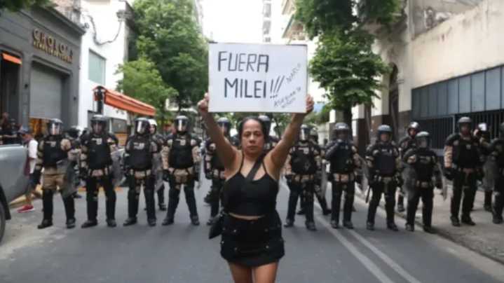 Milei cierra campaña en medio de una protesta en su contra y la oposición llama a ganar