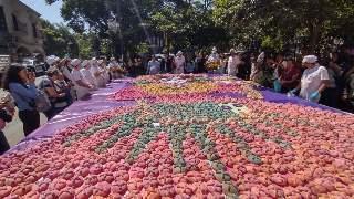 Panaderos de Cuernavaca elaboran una catrina monumental con más de dos mil piezas de pan de muerto