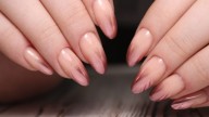 8 diseños de uñas almendra que aportan elegancia y hacen que tus manos luzcan más bonitas