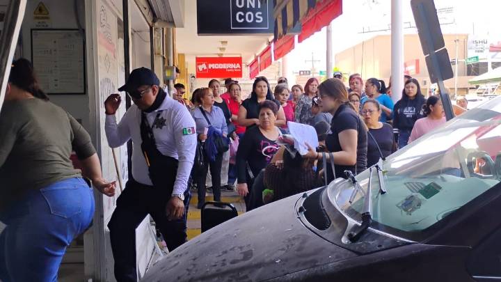 Hombre choca contra local en el centro de Torreón y arrolla a dos personas; una mujer se encuentra grave