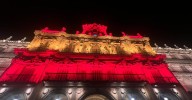 La fachada del Ayuntamiento de Salamanca se tiñe de rojo y gualda por la Fiesta Nacional