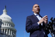Alborotador del Capitolio el 6 de enero indultado por Donald Trump ahora arrestado y acusado de amenazar de muerte al Congresista Hakeem Jeffries