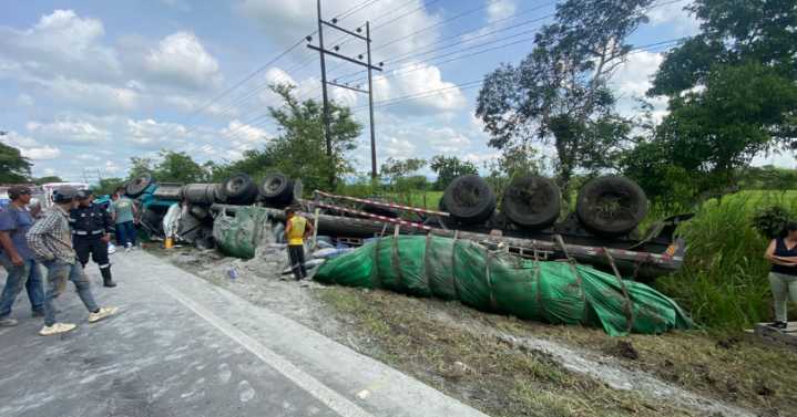 Esto se conoce del accidente donde terminó volcado un tractocamión en Ibagué