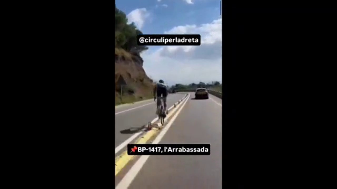 La temeridad de un ciclista del Kern Pharma en una carretera de Barcelona