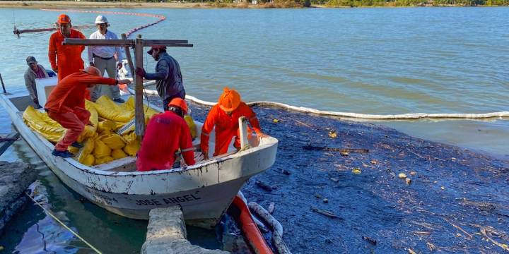 Pemex extrae más de un millón de litros de hidrocarburo tras derrame en río Pantepec, Veracruz