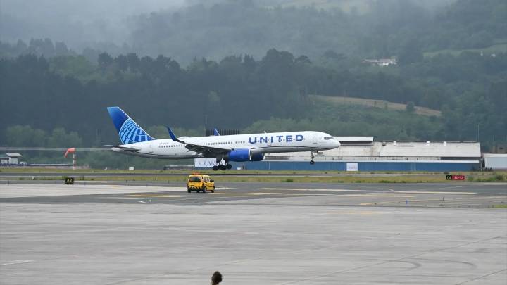 Un avión de United Airlines aterriza de emergencia tras impactar contra un objeto en el aire: podría ser un globo meteorológico