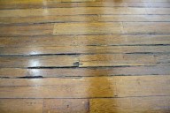 Cómo reparar grietas en pisos de madera