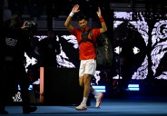 Fritz rompe el maleficio y vence a un exhausto Djokovic que no pudo acabar el partido