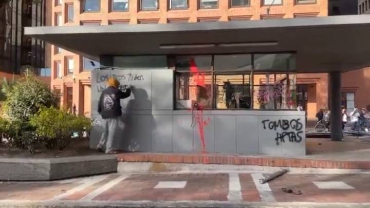 Vandalizan CAI de la Avenida Chile en Bogotá durante protestas a favor de Palestina; UNDMO intervino