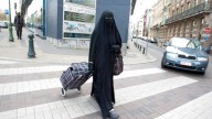 "Prohibido el burka o el niqab en lugares públicos": el proyecto de ley de Meloni que siembra la polémica en Italia
