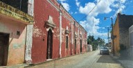 Supervisan daños en biblioteca histórica de Tihosuco tras filtraciones por lluvias