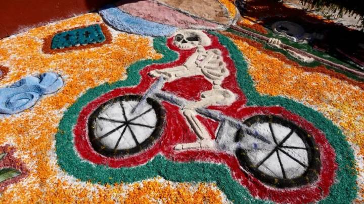 Barrio de Jalatlaco rinde homenaje a vivos y muertos con tapete monumental