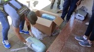 De la ventanilla al calabozo: Cayeron al reclamar una encomienda con droga