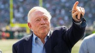 Jerry Jones gives middle finger to Jets fans