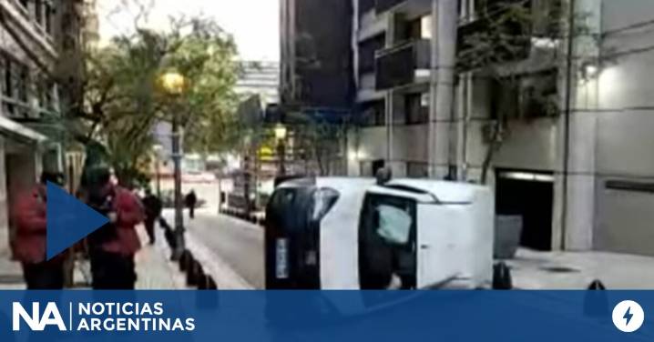 Una camioneta chocó contra un bolardo y volcó en Retiro