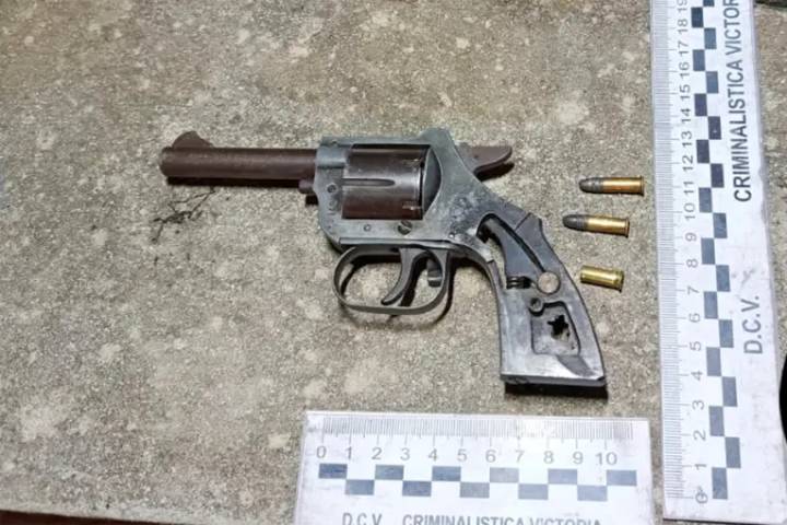 Detuvieron a un joven armado que merodeaba una plaza y una escuela