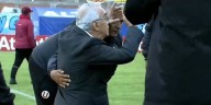 Jorge Fossati se arrodilló tras la obtención del tricampeonato con Universitario y elogió el temperamento del plantel: “Se lo merecen”