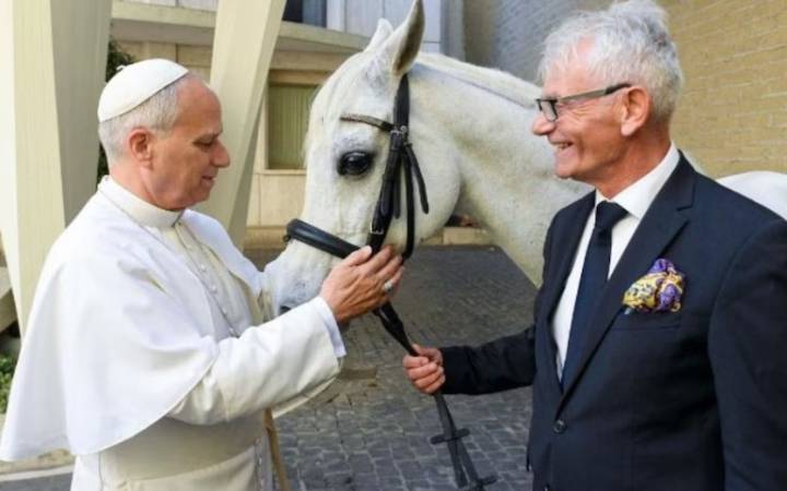 El Papa León XIV recibe como regalo un caballo árabe pura sangre