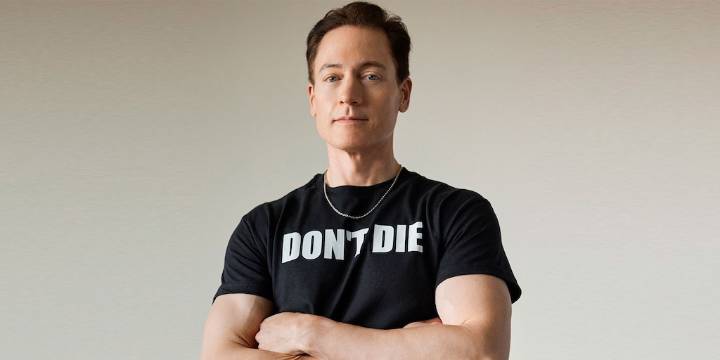 El multimillonario Bryan Johnson reveló los nuevos dispositivos que lleva para prevenir la demencia