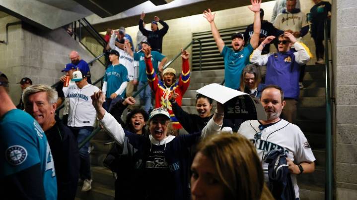 Seattle heats up for Game 5: M's flag raised, local business booms, and fans fight over hot dog condiments