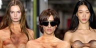 Polémica en un desfile de moda de París por un traje que simula el cuerpo desnudo y peludo de un hombre (pene incluido)