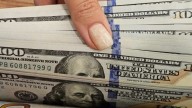 El dólar frenó su escalada y subieron las acciones tras el acuerdo con Estados Unidos