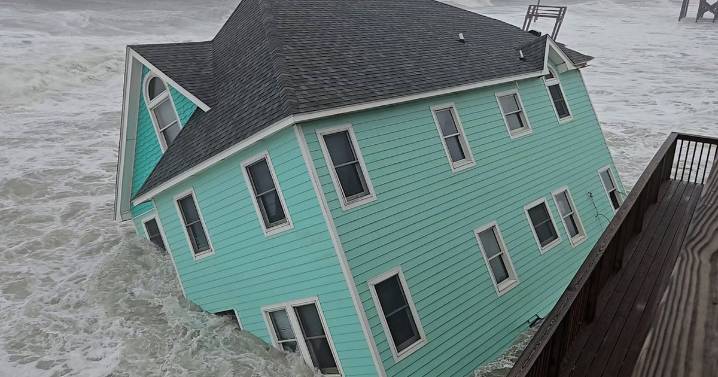 Five oceanfront homes collapse in Buxton :: WRAL.com