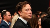 Elon Musk sigue siendo el hombre más rico del mundo pero quiere más dinero