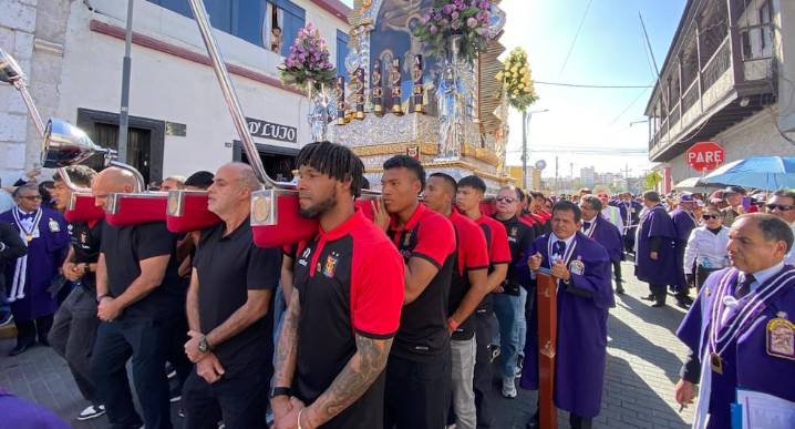 Última procesión de la imagen del Señor de los Milagros en Arequipa (VIDEO)