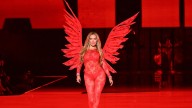 Karol G marca un antes y un después en el 'Victoria’s Secret Fashion Show 2025' con una actuación en español