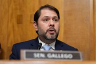 El senador Rubén Gallego acusa al representante Juan Ciscomani de proteger a pedófilos como Epstein