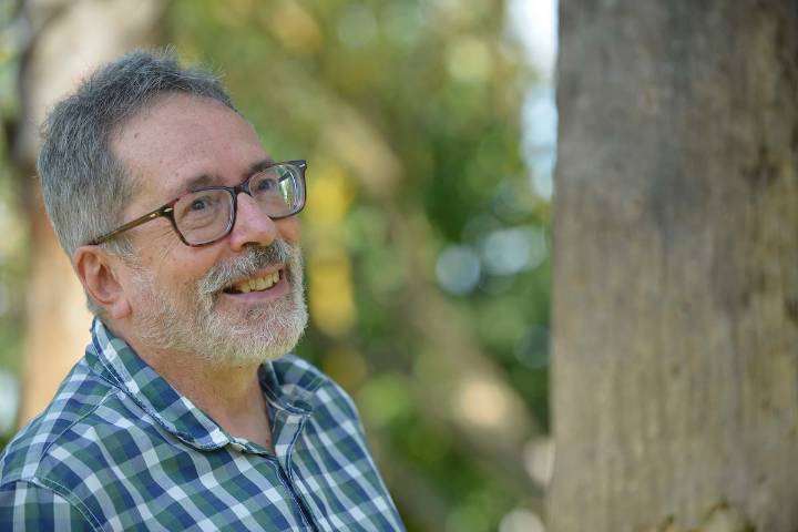 Nobel de Literatura. Organizan en Flores una “vigilia antimufa” para que César Aira gane el premio y el “asesino de X” confirma: “Será para él”