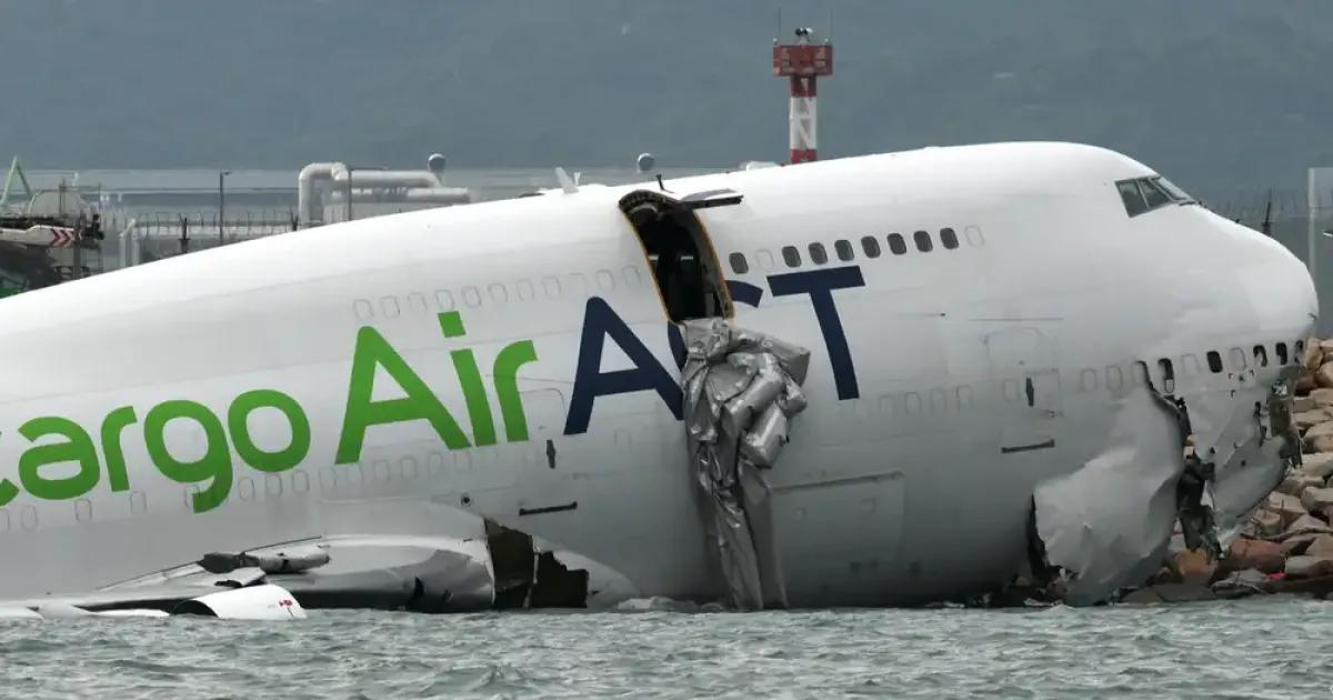 Un avión se salió de la pista, chocó un vehículo y cayó al mar: dos muertos
