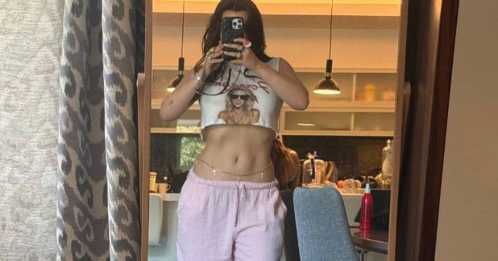 Bella Thorne Flaunts Toned Abs in Crop Top