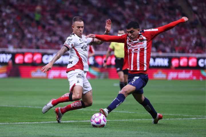 Chivas golea 4-1 al Atlas en el Clásico Tapatío