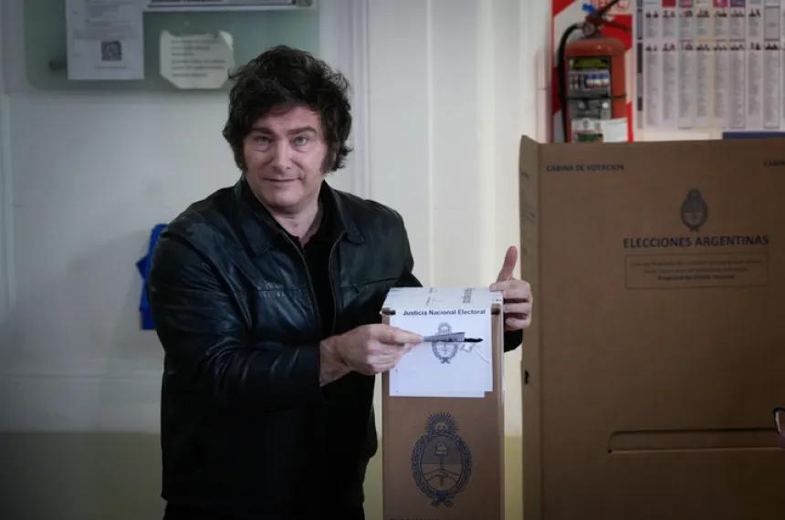 Javier Milei votó en la UTN rodeado de militantes y sin hablar con la prensa