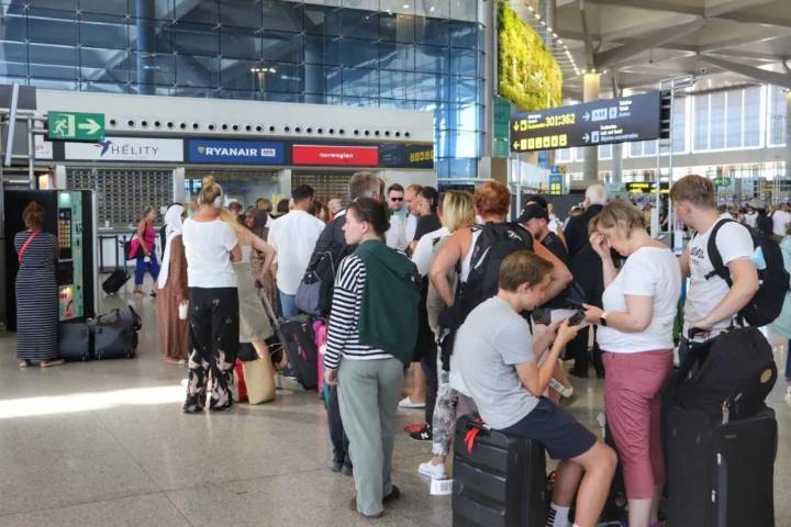 Bruselas abre expediente a España por las multas a las aerolíneas que cobran por el equipaje de mano