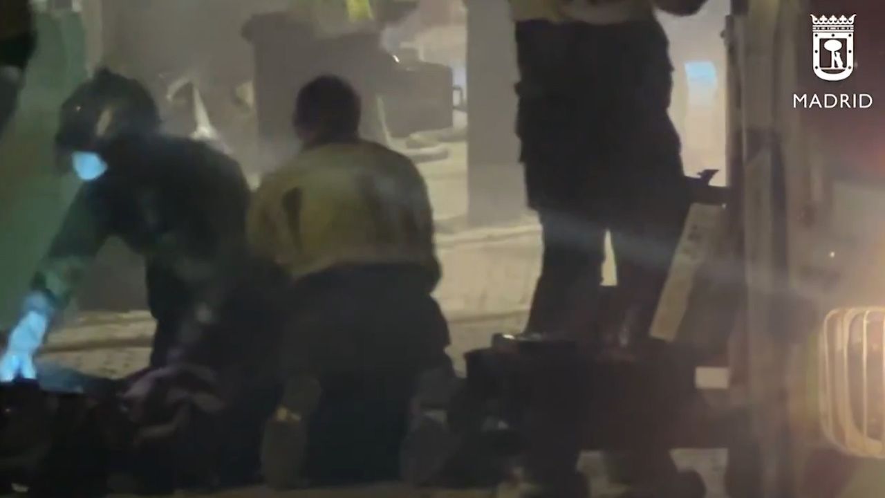 Los bomberos rescatan los cuerpos sin vida de los cuatro desaparecidos en el derrumbe de Madrid
