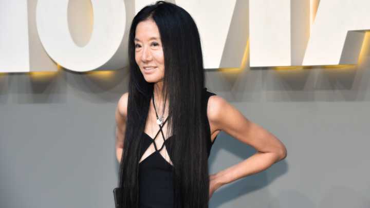El secreto antienvejecimiento de Vera Wang que puedes aplicar desde hoy si estás en tus 50