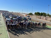 Bicis y coches clásicos: una mezcla perfecta en el Circuito de Velocidad de Albacete