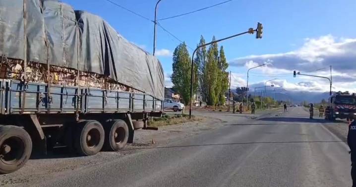 Un niño de 9 años en terapia intensiva luego de ser chocado por un camión sobre la Ruta 40, en Dina Huapi