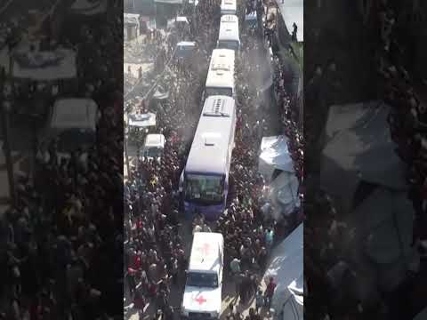 Swarms of Gazans Greet Released Palestinian Prisoners After Israel
