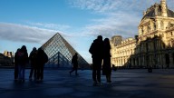 Abogada de un detenido por el robo en el Museo del Louvre afirma que su cliente "no midió lo q...