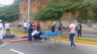 ¡Furia en la Avenida El Milagro: Motorizado ebrio y sus acompañantes sufren graves heridas tras espectacular accidente!
