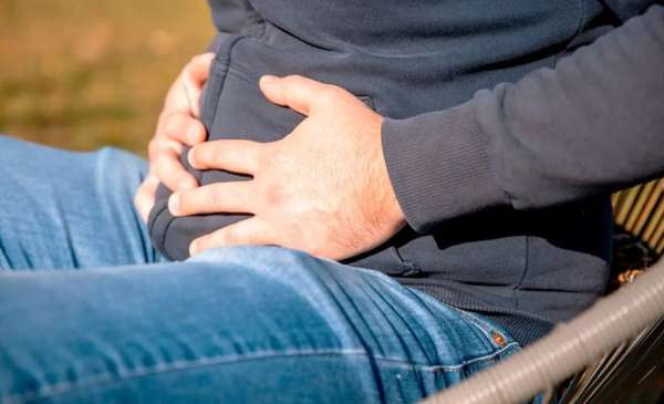 El ejercicio respiratorio para no tener hinchazón después de comer